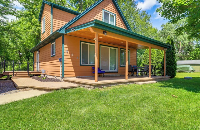 Brooklyn Cottage w/Dock - Steps To Wamplers Lake!