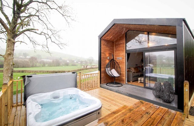 Buck Barn - a cabin that sleeps 6 guests in 2 bedrooms