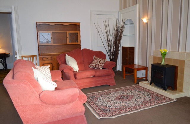 Budget apartment accommodation in Dunoon Sleeps 5 in 2 bedrooms
