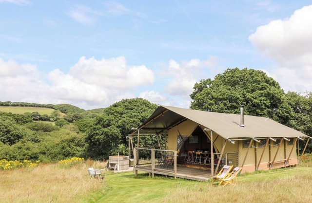 BUMBLE @ STARS & EMBERS GLAMPING, pet friendly in Grampound