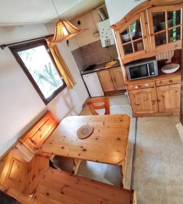 Bungalow confortable à Escaro avec piscine partagée