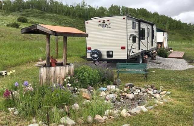 BUNKHOUSE RV - MOUNTAIN VIEWS ON A BUDGET & MINUTES TO GLACIER EAST ENTRANCE