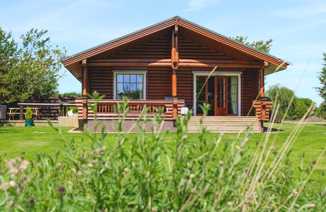 Bunnahahbain - Two Bedroom Luxury Log Cabin with Private Hot Tub