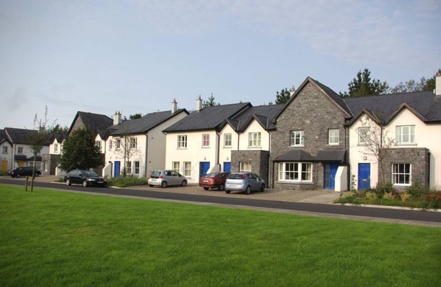 Bunratty West 4022 - a two story that sleeps 6 guests in 3 bedrooms