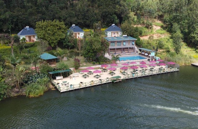 Bunyonyi Safaris Resort