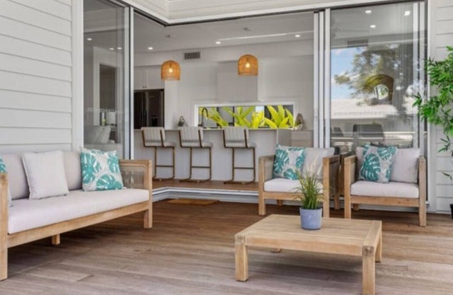Burleigh Home with pool 4bed, 3bath, 700m to beach