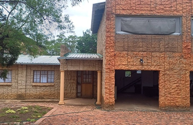 Bush and Birding retreat farmhouse with WiFi on the outskirts of Pretoria.