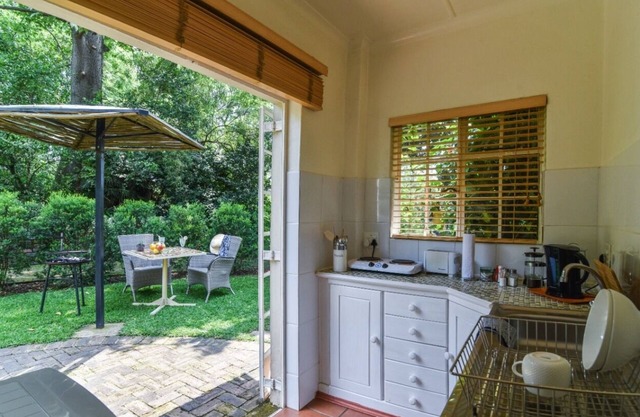 Bushwillow Spacious cottage for 2 people with private garden access!