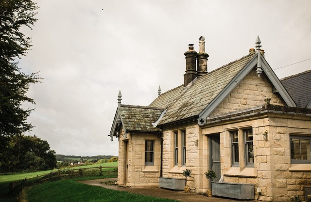 BUTLERS LODGE, family friendly, character holiday cottage in Mayfield