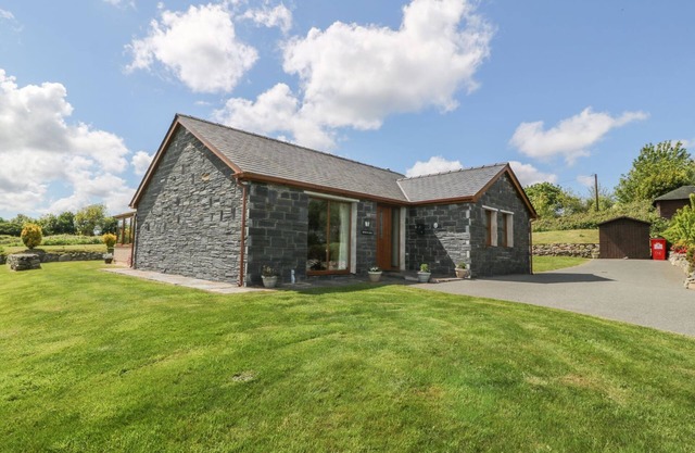 BWTHYN CLYD, family friendly, with a garden in Llanddaniel Fab