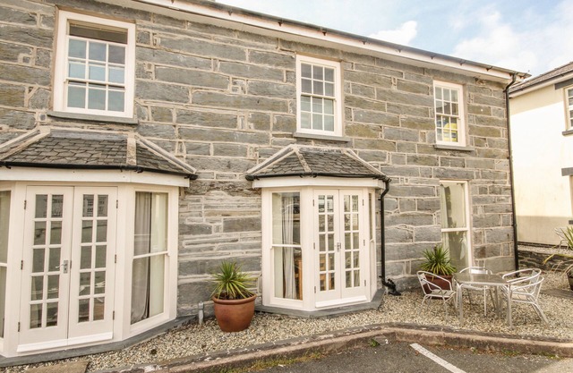 BWTHYN LLECHEN, pet friendly, country holiday cottage in Porthmadog