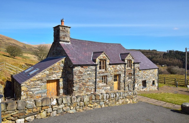 Bwthyn Sylfaen - Three Bedroom House, Sleeps 6