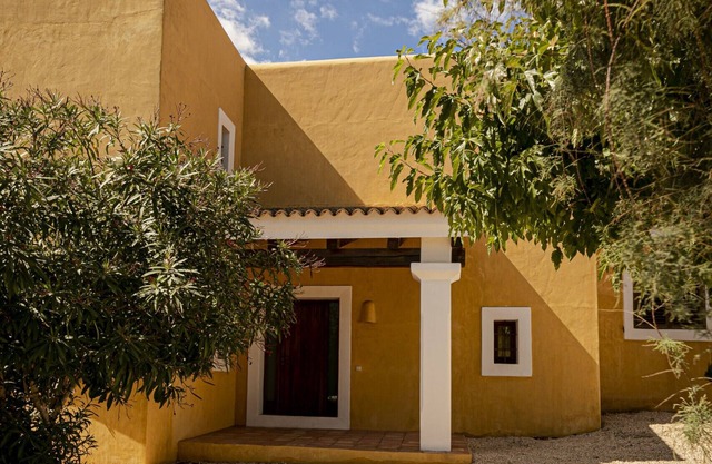 CAN NOVES - Well located villa with large porch and BBQ