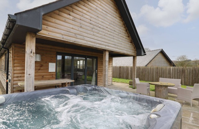 CABAN DULAS, pet friendly, luxury holiday cottage in Rhayader