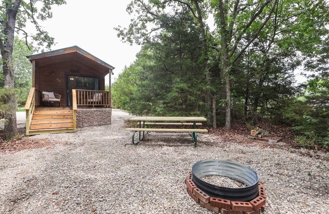Cabin 10~ Cozy Toronto Lake Cabin ~ Walk to the Water by RedAwning