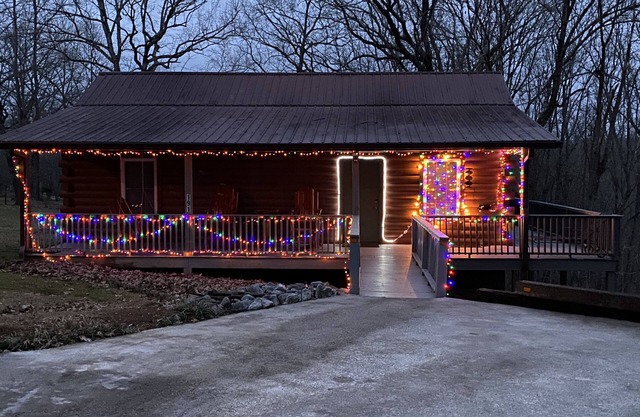 Cabin 3 is a Quiet log Cabin on Lookout Mountain 2 bedroom 2 bath