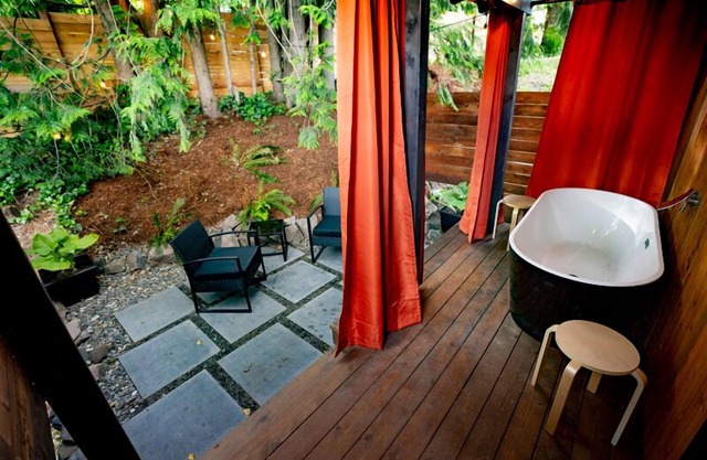 CABIN 4 WITH OUTDOOR BATHTUB