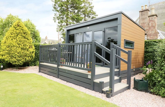 CABIN AT THE TAVERN, pet friendly, with a garden in Coupar Angus
