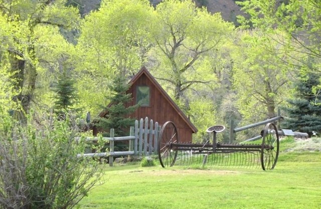 Cabin By The River~ 10 minutes from the north entrance to Yellowstone Park
