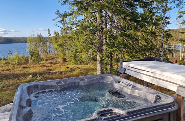 Cabin by the water – Jacuzzi & electric bicycles included