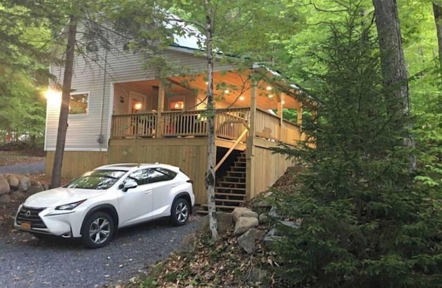Cabin close to town with lake access & hot tub
