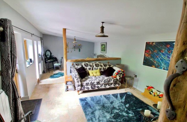 Cabin in New Forest with Private Woodland