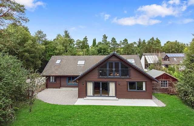 Cabin in Scotland with Stunning Mountain Views