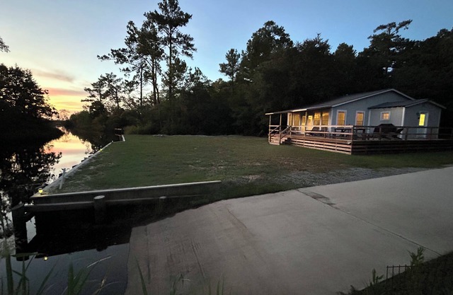 Cabin on French Quarter Creek with boat ramp and beautiful view