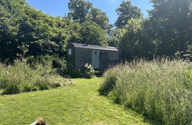 Cabin Retreat in Bedford - Sleeps 2 & Free parking