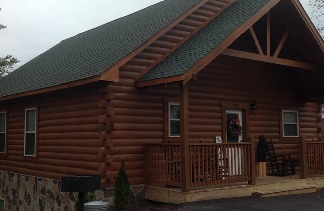Cabin Sleeps 8 w/2 King Suites, Theater/Hot Tub/Pool Table, Small Dog Friendly!