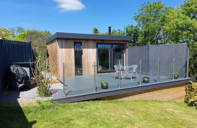 Cabin with countryside views, close to Saundersfoot & Tenby