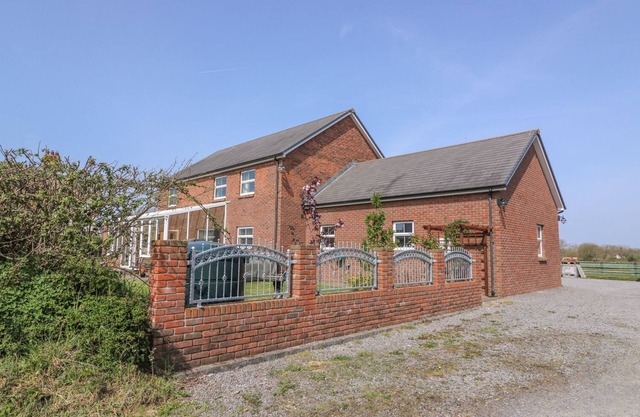 CADWGAN, family friendly, luxury holiday cottage in Aberporth