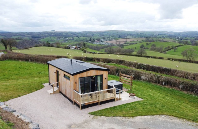 CAE BEDW, pet friendly, with hot tub in Llanfair Caereinion