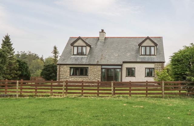 CAE GLAS, family friendly, with open fire in Llangefni