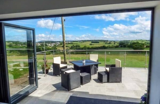 CAEAU MAWR, family friendly, luxury holiday cottage in Henllan