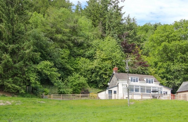 CAESAMSON, pet friendly, character holiday cottage in Caersws