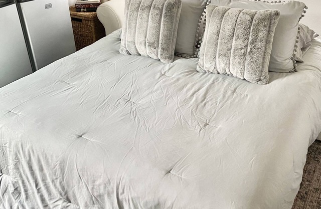 Calm and Quiet 1-Bedroom, 1 Bath Guest Suite in NP, Fast Wi-Fi, Garden Oasis