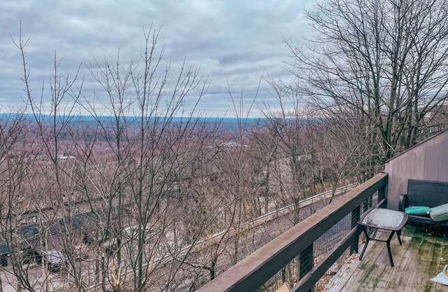 Camelback mountain condo with incredible views! Quick walk to the slopes!