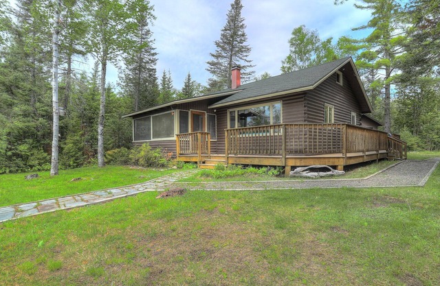 Camp Chuck-a-luck - Nice log cabin with flat lawn to waterfront