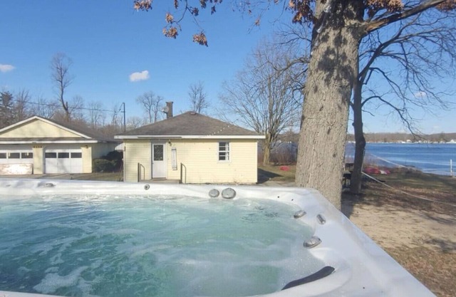 Campau Lake Sunshine, hot swim spa tub, King Bed lakefront
