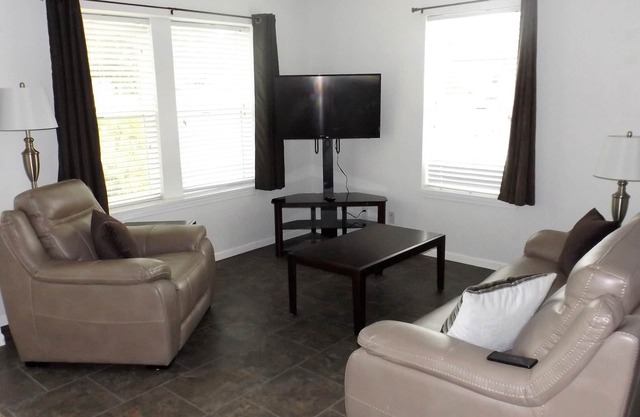 Campbell's Clean & Comfortable Modern Duplex 4662A