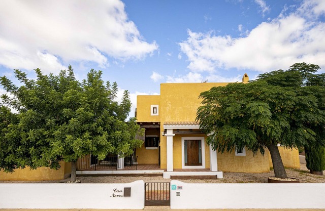 CAN NOVES - Detached, central and peaceful villa