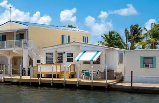Canal Front Home Cute and Cozy w/32ft boat slip