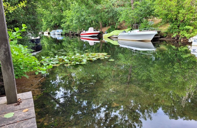 Canal-side house with access to Lake Cazaux