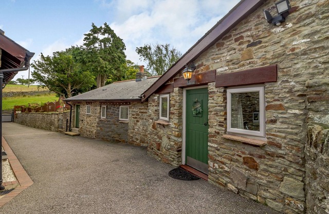 CANER BACH LODGE, pet friendly, with a garden in Blackmill