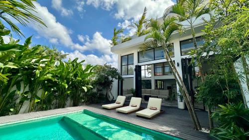 Canggu Villa - 7BR Private Cook, Pool, Rooftop Cinema