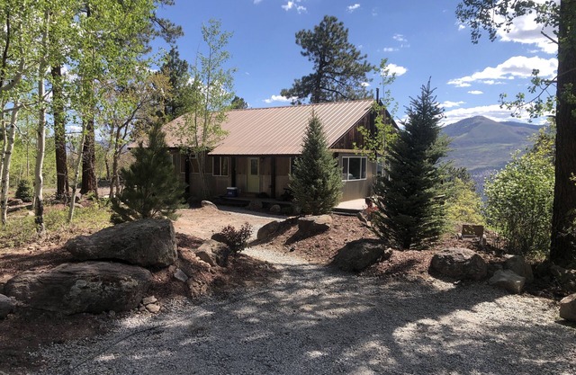 Cannon Creek Cabin - private, amazing views, with a Hot Tub and Outdoor Sauna