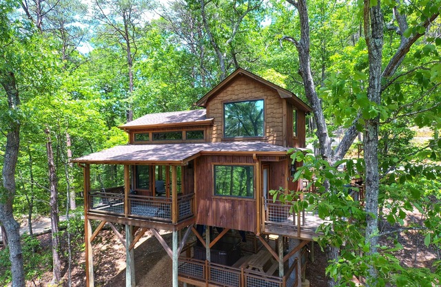 Canopy Blue Luxury Treehouse *hot tub, fire pit, swing bed, amazing views*