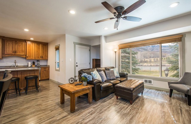 Canyons View 20: 2 bedroom 2 bath nicely updated condo