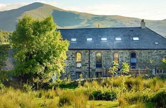 CAPEL DINORWIG, pet friendly, luxury holiday cottage in Llanberis